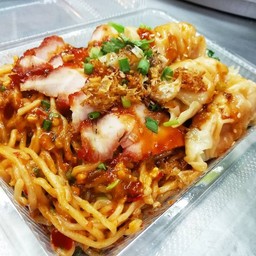 บะหมี่เกี๊ยวต้มยำแห้ง หมูย่างอบน้ำผึ้ง