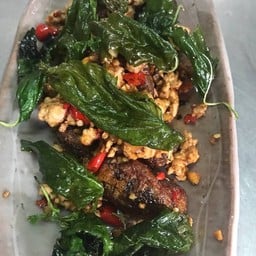 กะเพราไข่เยี่ยวม้า