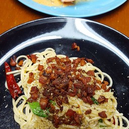 สปาเก็ตตี้พริกแห้งเบคอนกรอบ