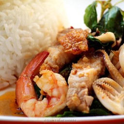 ข้าวผัดพริกแกง 3เกลอ