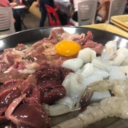แจ่วฮ้อนรวม(หมู เนื้อ ทะเล) hotpot with thick soup ( beef+pork+seafood)