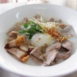 โจ๊กทุกอย่างใส่ไข่พิเศษ + หมูกรอบ