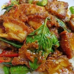 พริกแกงหมูกรอบราดข้าว