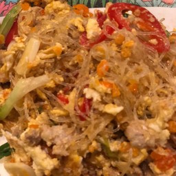 วุ้นเส้นผัดหมูสับไข่เค็ม