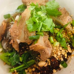 ก๋วยเตี๋ยวแห้งหมูตุ๋นซี่โครงอ่อน