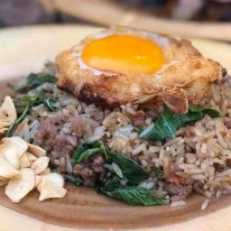ข้าวผัดกระเพราหมู ไข่ดาว