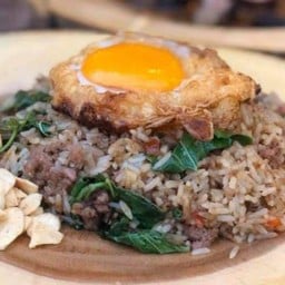ข้าวผัดกระเพราเนื้อวากิว ไข่ดาว