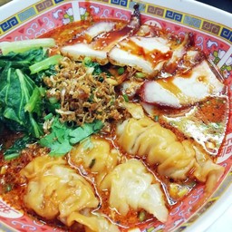 บะหมี่เกี๊ยวต้มยำน้ำ หมูย่างอบน้ำผึ้ง