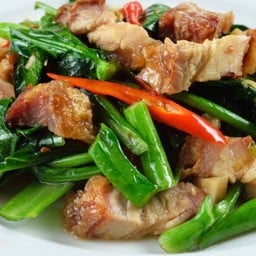 คะน้าหมูกรอบ