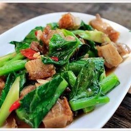 ผัดคะน้าหมูกรอบ