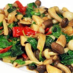 ผัดกะเพราเห็ดรวมเต้าหู้แผ่น