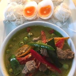 ขนมจีนแกงไก่พริกขี้หนู ไข่ต้ม