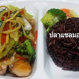 ข้าวไรซ์เบอร์รี่+แซลมอนผัดฉ่า+ผักลวก