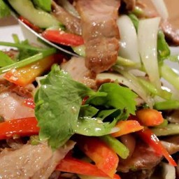 ยำคอหมูย่าง