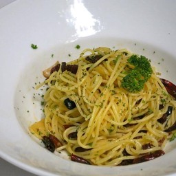 Spaghetti with Fried Bacon,Garlic and Dried Chilli