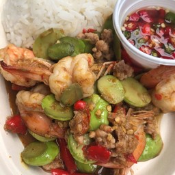 ผัดสะตอกุ้งราดข้าว