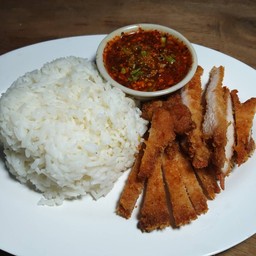 ข้าวหมูทอด จิ้มแจ่ว + น้ำเก๊กฮวย