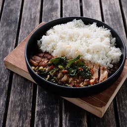 ข้าวกะเพราพอร์คชอพ+ไข่กรอบ