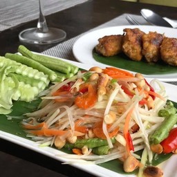 ส้มตำไทย ปีกไก่ขมิ้นย่าง