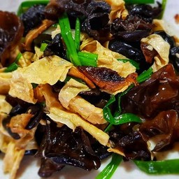 เห็ดหูหนูผัดฟองเต้าหู้ 黑木耳炒腐皮