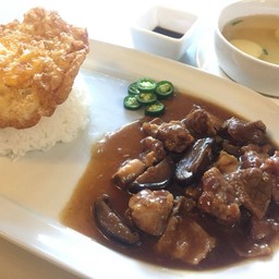 ข้าวหน้าไก่ ไข่ดาวกรอบ