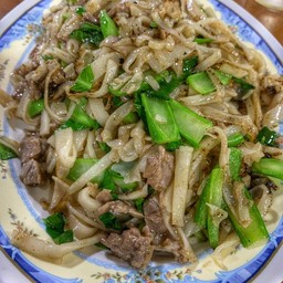 ผัดก๋วยเตี๋ยวเนื้อ 炒牛肉粿条