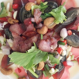 ยำไข่เยี่ยวม้าเบคอนเบทาโกร