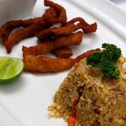 ข้าวผัดพริกขี้หนูหมูแดดเดียว