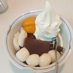 Shiratama cream anmitsu (700 yen) 