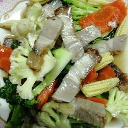 ผัดผักรวมมิตรหมูกรอบ