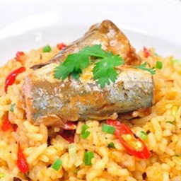 ข้าวผัดปลากระป๋อง