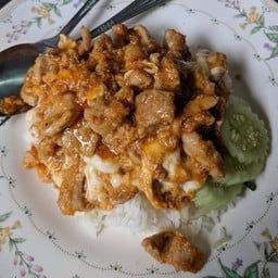 หมูหมักไข่คนต้มยำราดข้าว
