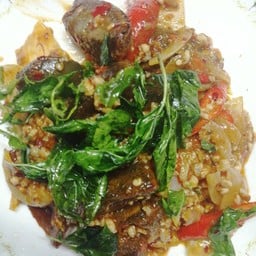 ไข่เยี่ยวม้ากระเพรากรอบ