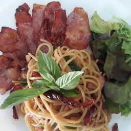 สปาเก็ตตี้เบคอนผัดพริกแห้ง