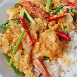 ผัดผงกะหรี่ราดข้าว