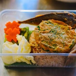 ข้าวคลุกน้ำพริกกะปิ+ปลทู+ผัก