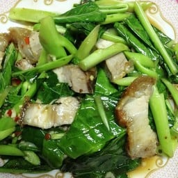 ผัดผักคะน้าหมูกรอบ