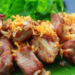 ซี่โครงหมูทอดกระเทียมพริกไทย
