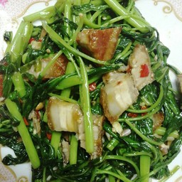 ผัดผักบุ้งหมูกรอบ