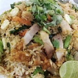 ข้าวผัดหมูกรอบ