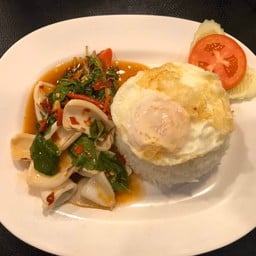 ข้าวกระเพราปลาหมึกไข่ดาว