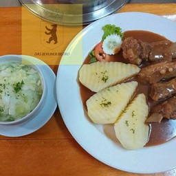 ซี่โครงอ่อนตุ๋นราดซอส เสริฟพร้อม มันต้ม ดับ สลัดแตงน้ำใส