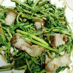 ผัดผักกระเฉดหมูกรอบ