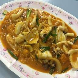 ปลาหมึกผัดไข่แดง