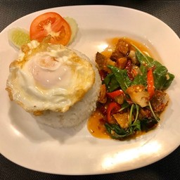 ข้าวกระเพราหมูกรอบไข่ดาว