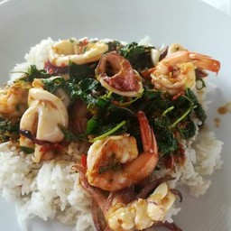 ผัดพริกแกงทะเลราดข้าว