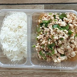 ลาบอกไก่  ไก่150กรัม ข้าว100กรัม