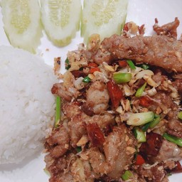 ข้าวหมูหมักคั่วพริกเกลือ