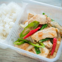 อกไก่ผัดพริกอ่อน ผัดน้ำ ไก่150กรัม ข้าว100กรัม