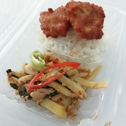 ผัดกระเพราหน่อไม้ไก่สับ